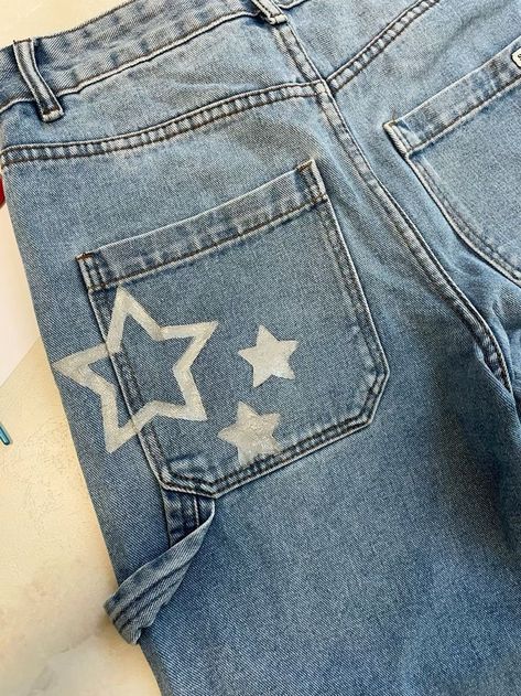 Design On Jeans, Painted On Jeans, Allen Aesthetic, Custom Jeans Diy, Jean Pocket Designs, Jeans Drawing, Punk Fashion Diy, Painted Shorts, Painted Clothes Diy