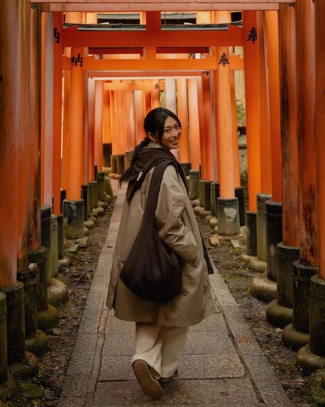 Japan Aesthetic Picture Ideas, Insta Photo Ideas Japan, Tokyo Pose Ideas, Kyoto Outfit Autumn, Michelle Lin Outfits, Japan Aesthetic Autumn, Japan Photo Inspiration, Kyoto Japan Outfit, Tokyo Fall Outfit