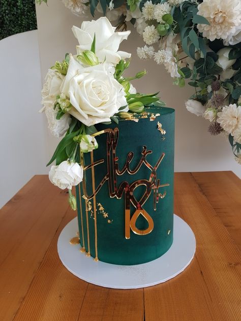 Tall Cake Decoration, Cake With Gold Drip, Cake With Fresh Flowers, Cake With Gold, Tall Cake, Unique Birthday Cakes, Gold Drip, Green Cake, Fresh Flower Cake