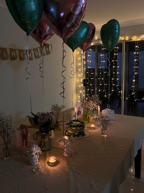 Birthday 22 Decorations, Surprise Party For Best Friend, Feminine Birthday Aesthetic, Birthday Decorations At Home Aesthetic, Small Birthday Party Decorations, Aesthetic Birthday Party Decor, 17 Birthday Party Aesthetic, Birthday Dorm Decorations, Small At Home Birthday Party Ideas