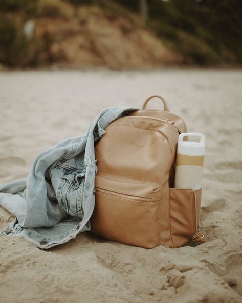 Backpack Picture Ideas, Backpack Photoshoot Ideas, Beach Bag Product Photography, Backpack Model Photoshoot, Backpack Product Photography, Backpack Photoshoot, Backpack Lifestyle, Denim Photography, 2023 Photoshoot