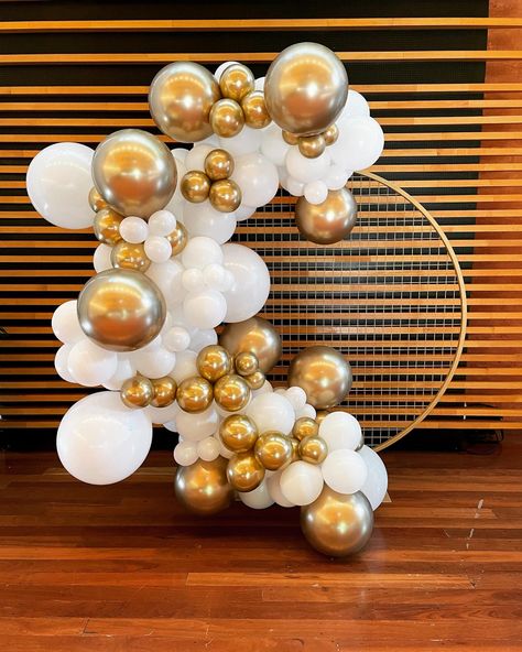 Gold and white balloon garland decoration @natwinecentre #balloongarland #adelaideballoons #partysuperstore White Gold Balloon Arch, Bday Brunch, Gold Balloon Arch, Balloons Galore, Wedding Anniversary Decorations, Balloon Arch Kit, Garland Decoration, 30th Birthday Party, Personalized Balloons