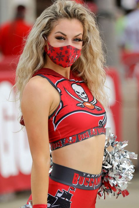 Tampa Bay Buccaneers Outfit Women, Aubri Ibrag The Buccaneers, Buccaneers Cheerleaders, Women Leggings Outfits, Tampa Bay Buccaneers Logo, Cheerleading Pictures, Nfl Outfits, Football Cheerleaders, Nfl Football Players