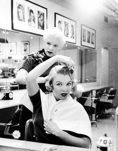 Lost In History on Twitter: "Marilyn Monroe photographed having her hair done in 1952.… " Cabelo Pin Up, Marilyn Monroe Hair, Vintage Hair Salons, Hair Done, Marilyn Monroe Photos, Norma Jean, Norma Jeane, Retro Hairstyles, Steve Mcqueen