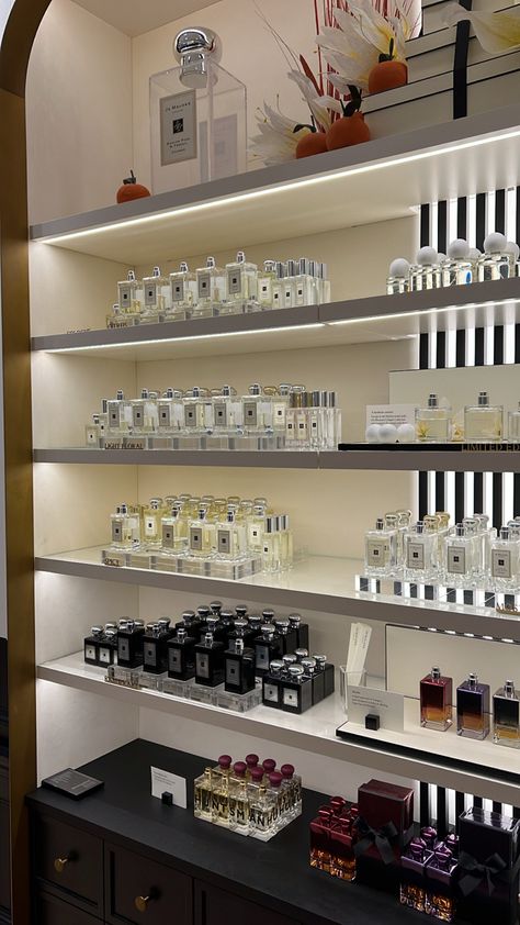 Perfume Rack, Showroom Decor, Perfume Display, Otaku Room, Pharmacy Design, Perfume Store, Candle Store, Cosmetic Shop, Store Design Interior