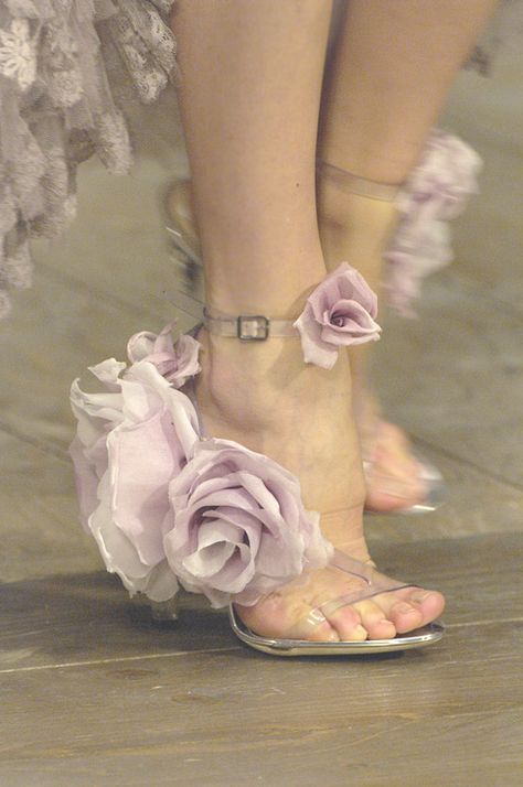 Alexander Mcqueen Shoes, Flower Shoes, Fabulous Shoes, Grunge Style, Crazy Shoes, Shoe Obsession, Shoe Lover, Beautiful Shoes, Keds