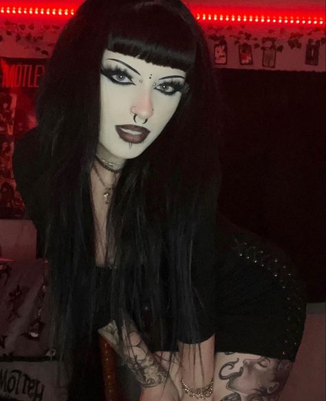 Grungy Makeup, Maquillage Goth, Goth Eye Makeup, Traditional Goth, Goth Gifts, How To Impress, Punk Makeup, Kei Visual, Goth Subculture