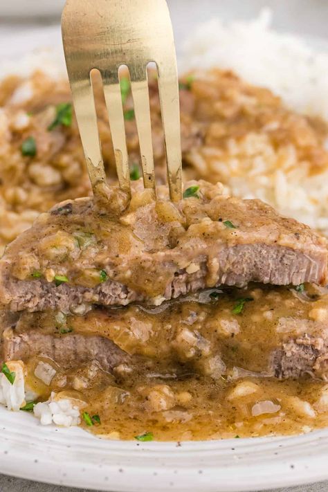 Round Steak With Gravy, Smothered Round Steak, Gravy Recipe Easy, Brown Onion Gravy, Beef Cube Steak Recipes, Smothered Steak, Recipe Ground Beef, Beef Cutlets, Easy Gravy Recipe