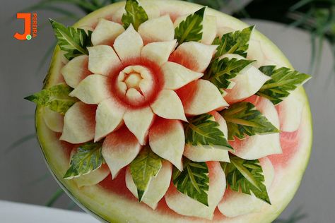 Watermelon carved Fruit Carving For Beginners, Watermelon Carving Easy, Carving For Beginners, Fruit Platter Ideas Party, Wedding Fruit, Carving Fruit, Party Fruit, Kids Fruit, Fruit Trays