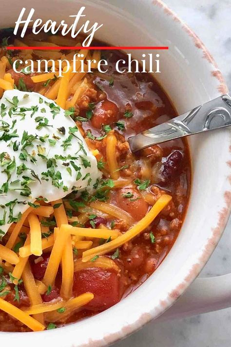 a white bowl of chili with sour cream and cheese on top Cajun Chili Recipe, Camp Chili Recipe, Campfire Chili Recipe, Chili Starter, Campfire Chili, Chili Bar, Homemade Fried Chicken, Hearty Chili, Chili Seasoning