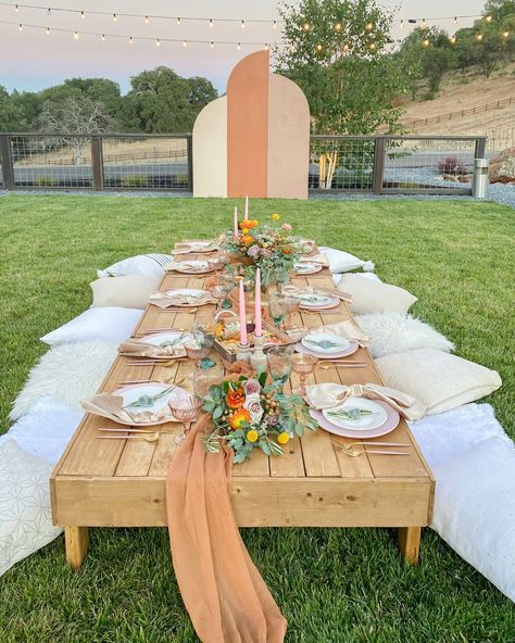 Bbq Dinner Party, Boho Picnic Table, Picnic Party Decorations, Boho Garden Party, Backyard Dinner Party, Backyard Birthday Parties, Aesthetic Picnic, Picnic Birthday Party, Bbq Dinner