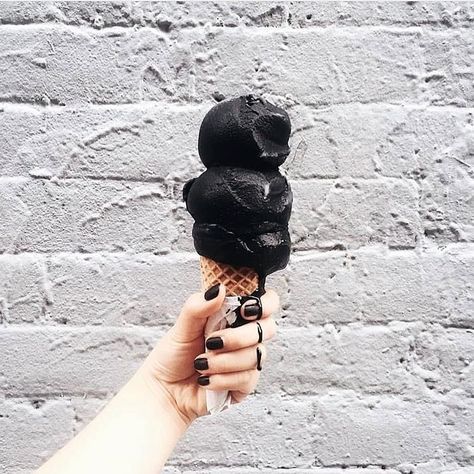 Ice Cream Nyc, Pretty Food Photography, Charcoal Ice Cream, Black Ice Cream, Ice Cream Wallpaper, Black Like Me, Homemade Ice Cream Recipes, Black Food, Nyc Food