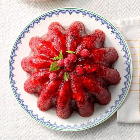 Molded Cranberry Orange Salad Exps Gbhrhbz18 163475 E07 18 3b 2 Vintage Salads, 70s Recipes, Orange Salad Recipes, Cranberry Jello Salad, 70s Food, Gelatin Salad, Cranberry Jello, Jello Salads, Jello Desserts