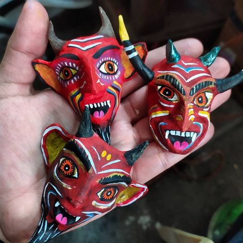 TOP MEXICANO 🇲🇽 on Instagram: “Diablitos de cartonería de @nahual_calli 👹🇲🇽 . . . . . #cartoneria #cartoneriamexicana #diablito #diablitos #alebrijes #hechoamano…” Handmade Art Ideas, Plastic Art, Ceramics Pottery Art, Masks Art, Arts Ed, Clay Art Projects, November 3, Mexican Culture, Arte Popular