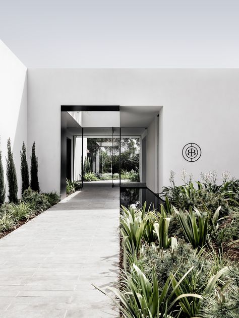 Minimal Landscape Design, Minimal Landscape, Architecture Life, Modern Houses, Curated Design, Architecture Exterior, Minimal Modern, Modern Landscaping, Landscape Ideas