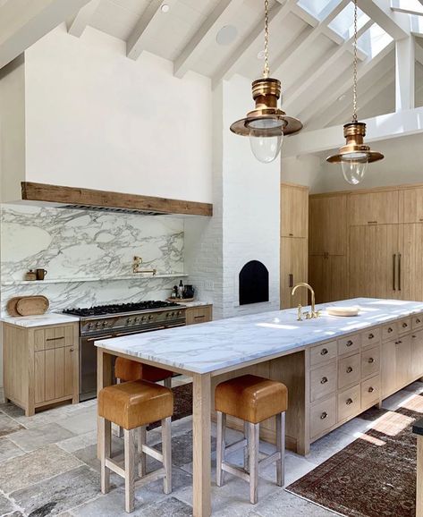 AM Station Lights in this stunning kitchen. Design by @amberinteriors Cabinet Trends, Kitchen Cabinet Trends, Kabinet Dapur, Kitchen Island With Seating, Home Luxury, Island With Seating, Amber Interiors, Gorgeous Kitchens, Spacious Kitchens