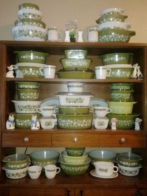 Wow Spring Blossom Pyrex, Antique Bowls, Green Dishes, Vintage Pyrex Collection, Pyrex Display, Pyrex Vintage Rare, Vintage Pyrex Dishes, Pyrex Dishes, Corelle Dishes