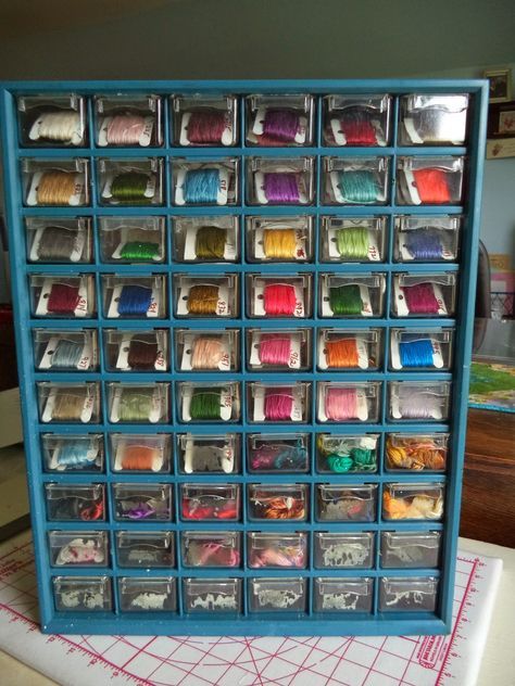 Life at Meadowcreek: New Embroidery Floss Storage. Floss wound on bobbins and loose skeins Cross Stitch Thread Storage, Embroidery Organization Storage Ideas, Embroidery Organization, Cross Stitch Storage, Embroidery Floss Storage, Thread Organizer, Craft Supply Storage, Bobbin Storage, Diy Travel Bag