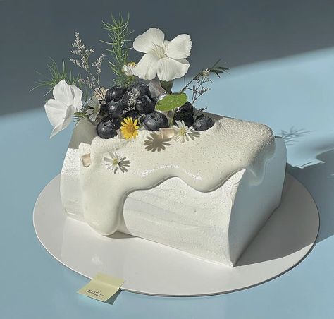 ‏white roll with housemade blueberry compote & fresh milk cream 🥛🤍 fresh blueberries & edible flowers & herbs on top 🫐 Edible Flowers Illustration, Cake And Flowers Gift, Roman Photoshoot, White Cake Aesthetic, Blueberry Cake Decoration, Roll Cake Decoration, White Cake Design, Edible Flowers Cake, Cream Fresh