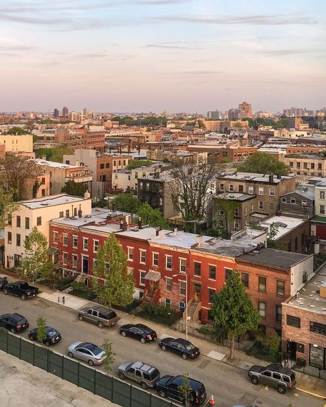 Greenpoint Brooklyn (Photo: @ty_iv) Nyc Photos, Greenpoint Brooklyn, Usa Bucket List, Urban Setting, Lower Manhattan, Nyc Trip, Picket Fence, Beautiful Places In The World, The New Yorker