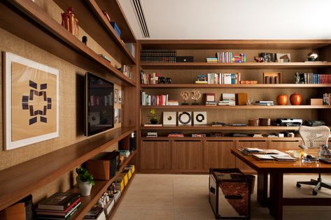 JH House — Jacobsen Arquitetura Shelving Design, Home Library Design, 아파트 인테리어, Home Libraries, Library Design, Home Office Setup, Home Library, Mid Century House, Home Office Design