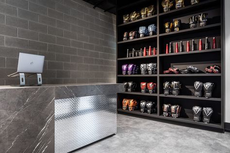 Modern Boxing Gym, Boxing Glove Storage Ideas, Muay Thai Gym Design, Boxing Gym Design, Gym Reception, Boxing Studio, Studio Reception, Rumble Boxing, Kickboxing Gym