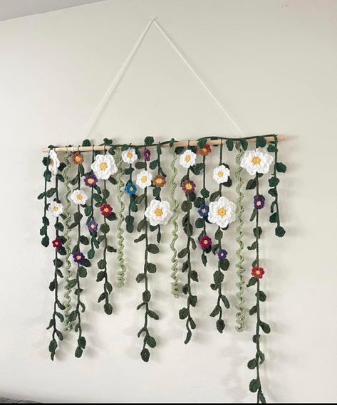 Ferret Room, Crochet Decor Ideas, Sunflower Granny Square Pattern, Crochet Plants, Crochet Bed, Bedroom Unique, Crochet Wall Art, Crochet Hanging, Bed Runners