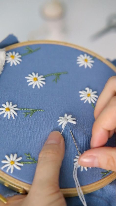 Diy Sy, Projek Menjahit, Basic Hand Embroidery Stitches, Clothes Embroidery Diy, Simple Hand Embroidery Patterns, Embroidery Lessons, Diy Embroidery Designs, Sew Ins, Diy Embroidery Patterns