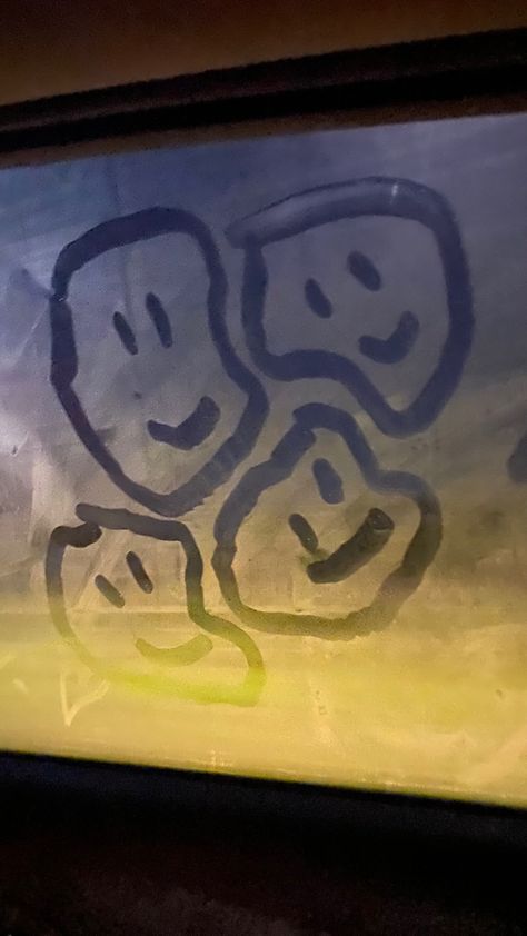 window finger painting, window, car window night, car window painting, humidity car window Car Window Painting, Car Window Drawing, Car Window Night, Car Window Paint, Foggy Window, Window Drawings, Window Condensation, Window Pane Art, Reflection Drawing