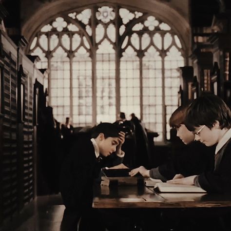 Study At Hogwarts, Harry Potter Study, Hogwarts Study Aesthetic, Studying At Hogwarts, Hogwarts Student, Hogwarts Study, Hogwarts Student Aesthetic, Hogwarts Interior, Harry Potter Library