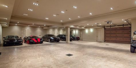 Mansion With Automotive Turntable & 3,300 Sqft Garage Listed for $35 Million Underground Car Garage Home, Underground Luxury Car Garage, Warehouse Hangout, Underground Car Garage, Mansion Garage, Awesome Garages, Classic Garage, Big Garage, Luxury Car Garage