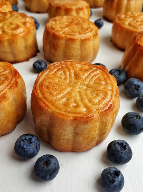 Sweet Potato Mooncake, Mooncake Filling Recipe, Baked Mooncake Recipe, Cheesecake Mooncake, Asian Pastry Recipes, Mooncakes Aesthetic, Easy Mooncake, Moon Cake Recipe, Mooncakes Recipe