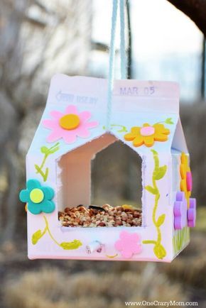 This Homemade Bird Feeder is so fun to make. Use milk cartons to make this DIY Bird feeder. Learn how to make a homemade birdfeeder with what you have at home. Kids will love helping! Milk Carton Bird Feeder, Homemade Bird Feeder, Bird Feeders For Kids To Make, Milk Carton Crafts, Birds For Kids, Bird Feeder Craft, Homemade Bird Houses, Kids Milk, Milk Cartons