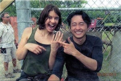 Lauren Cohan (Maggie) and Steven Yeun (Glenn) behind the scenes. BTW this was the episode when Glenn proposed. Steven Yeun, Lauren Cohan, Walking Dead, The Walking Dead, Walking