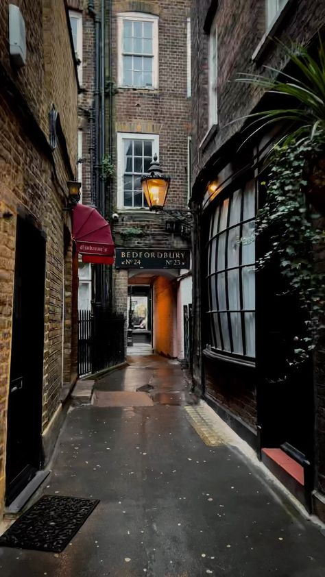 Uk Destinations, London Photography Instagram, Harry Potter Vibes, England Aesthetic, London Vibes, London Aesthetic, London Landmarks, Diagon Alley, Travel Itinerary Template