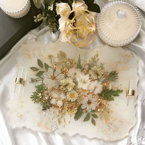 Epoxy Tray Resin Crafts, Resin Floral Coasters, Epoxy Resin Flowers, Resin Trays Ideas, Resin Tray Ideas, Resin Flower Art, Flower Resin Tray, Diy Resin Flowers, Seni Resin