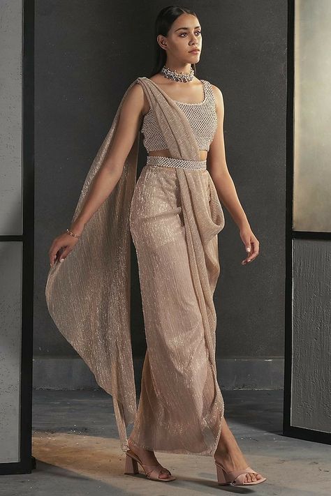 Modern saree design Drape Saree Indo Western, Drape Dresses Indian, Namrata Joshipura, Draping Dress, Drape Sarees, Draped Saree, Saree Draping Styles, Fancy Sarees Party Wear, Modern Saree