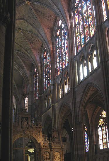 Nave central.Catedral de León Cathedral Architecture, Medieval Aesthetics, Art Periods, Gothic Cathedrals, Gothic Cathedral, Gothic Romance, Game Ideas, Gothic Architecture, Abandoned Buildings