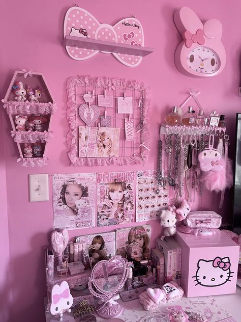 Dolly Room Decor, Cute Pink Room, Kawaii Room Ideas, Kitty Room, Hello Kitty Room Decor, Kawaii Bedroom, Charmmy Kitty, Hello Kitty Rooms, Room Aesthetics