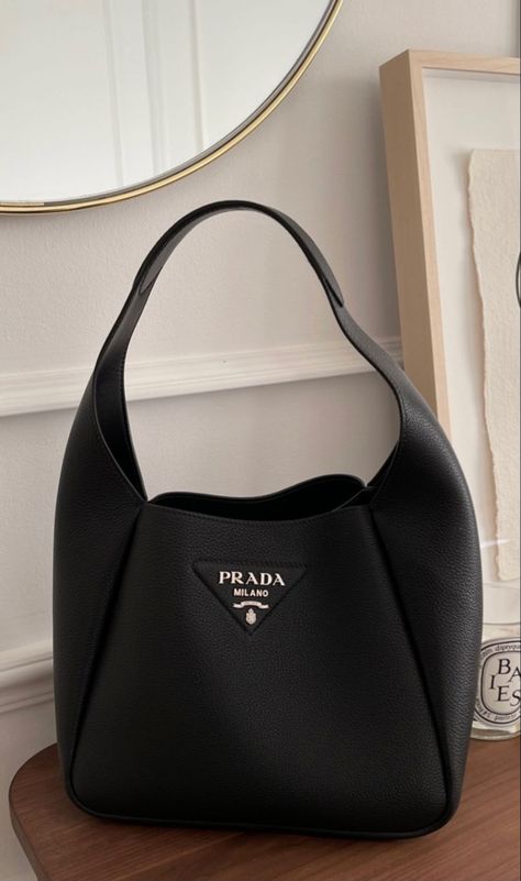 Small Prada Bag, Zapatillas Veja, Prada Aesthetic, Prada Collection, Luxury Bags Collection, Fancy Bags, Luxury Purses, Pretty Bags, Cute Bags