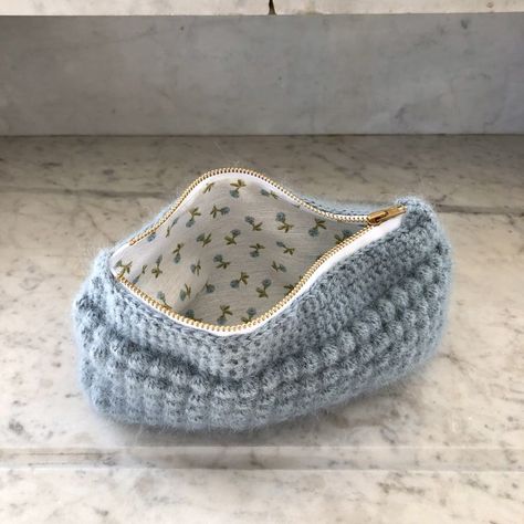 Handmade Pouches Ideas, Crochet Make Up Pouch, Copenhagen Crochet, Aesthetic Sewing Ideas, Crochet Aesthetic Ideas, Crochet Inspo Ideas, Textile Crochet, Crochet Trinkets, Crochet Ideas Aesthetic