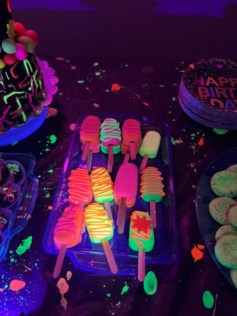 Glow Party - Neon Glow in the Dark Cakesicles DIY Recipe Glow Party Food, Glow In The Dark Cupcakes, Neon Pool Parties, Bolo Neon, Neon Cakes, 15th Birthday Party Ideas, Glow In Dark Party, Neon Birthday Party, Sweet Sixteen Birthday Party Ideas