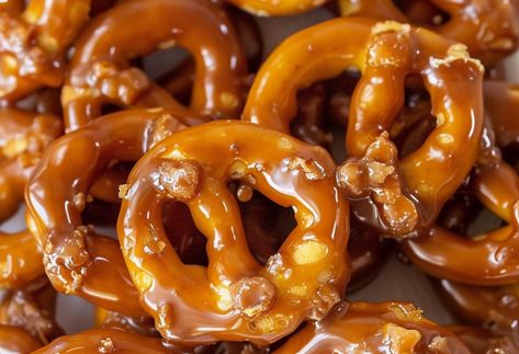 Caramel Pretzels Chocolate Pretzels Halloween, Pretzels With Caramel, Carmel Chocolate Pretzels, Candied Pretzels, Salted Caramel Pretzels, Caramel Bites, Pretzel Toffee, Baked Pretzels, Butter Pretzels