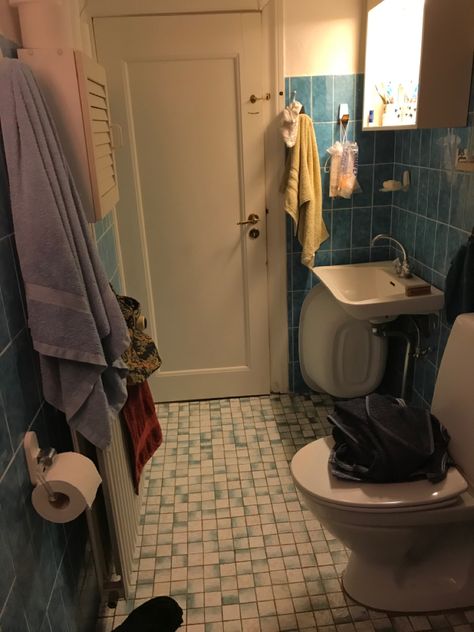 Poor House Interior Aesthetic, Nyc Apartment Aesthetic Bathroom, Cluttered Bathroom Aesthetic, Rundown Apartment Aesthetic, Crappy Apartment Aesthetic, Poor Life Aesthetic, Poor House Aesthetic, Poor House Interior, 90s Home Aesthetic