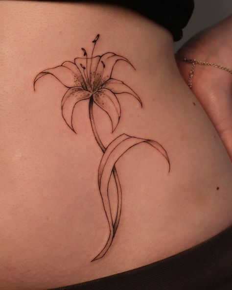 Lily for Jay 𖤣.𖥧.𖡼.⚘ Took 1 hour @inkpress.studio #lilytattoo#stargazerlily#lilytattoos#fineline#blackwork#floraltattoo#lineworktattoo#sftattoo#sftattooartist#bayareatattoo Simple Tiger Lily Tattoo, Lily Spine Tattoo, Lower Back Flower Tattoo, Lily Back Tattoo, Tigerlily Tattoo, Venus Flytrap Tattoo, Tiger Lily Tattoo, Tiger Lily Tattoos, Lily Tattoos