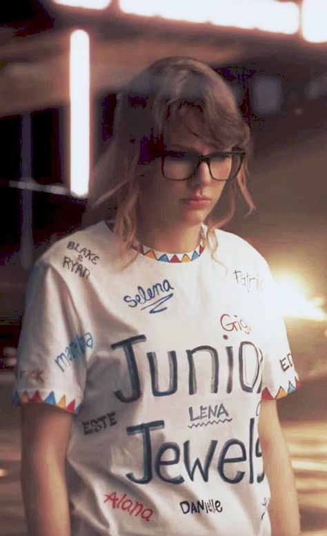 Taylor Swift - You Belong With Me (Official Music Video) Swift, Taylor Swift, Tumblr, Taylor Swift Junior Jewels Shirt, Junior Jewels Shirt, Me Taylor Swift, Blake And Ryan, Taylor Swift Song, You Belong With Me