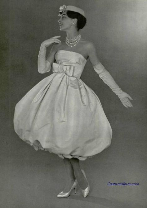 1958 - Yves Saint Laurent for Christian Dior Couture Bubble Dress 1959 Fashion, Dior Collection, Dior Dress, Fifties Fashion, 50's Style, Look Retro, Fashion 1950s, Bubble Dress, Vintage Gowns