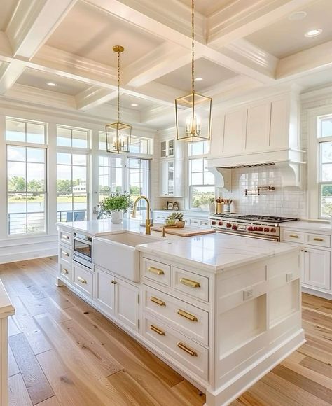 White Farmhouse Kitchen With Island, Big Bright Kitchen, Big Open Kitchen, Modular Kitchen Ideas, Hamptons Homes, House Interior Kitchen, Dream Kitchens Design, Dream Life House, Big Kitchen