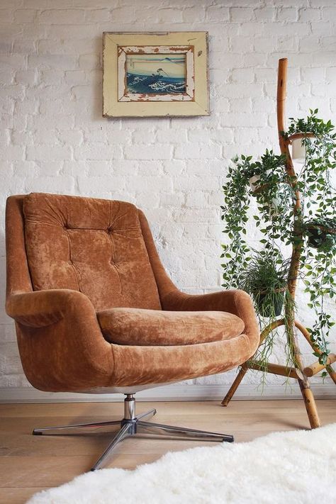 Urban Renewal Vintage Mid Century Button Back Brown Velvet Swivel Armchair from Urban Outfitters affiliate partner Mid Century Swivel Chair, Velvet Swivel Chair, Round Swivel Chair, Furniture Shelves, Retro Armchair, Shabby Chic Sofa, Comfy Armchair, Contemporary Armchair, Lounge Ideas