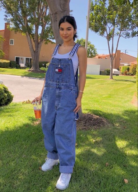 90s Overalls Outfit, Salopette Outfit, Mum Homecoming, Mums Homecoming Ideas, Mums Homecoming Diy, Style Salopette, Senior Crown Ideas, Woman Streetwear, Senior Crown